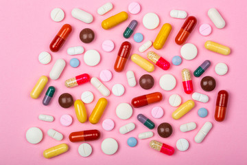 Ensemble de médicaments et arrière-plan rose