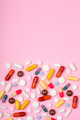 Ensemble de médicaments et arrière-plan rose