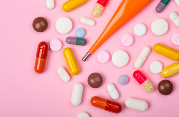 Médicaments et thermomètre