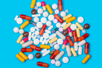 Ensemble de médicaments avec arrière-plan bleu