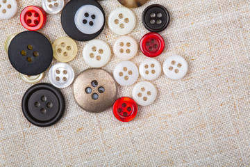 Gros plan de boutons sur un tissu en lin