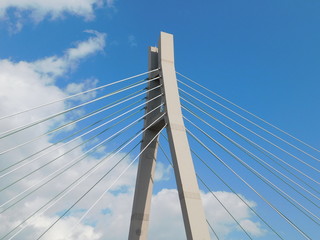 斜張橋(吊り橋)の主塔と青空