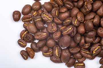 Grains de café sur fond blanc