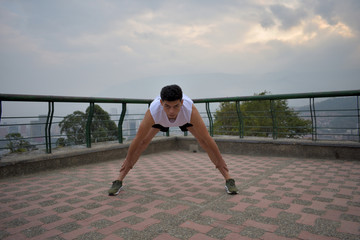 Joven latino haciendo ejercicios corriendo estirando abdominales flexiones 
