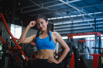 Obraz na płótnie Canvas Asian woman in fitness gym