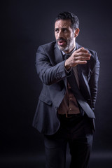 manager con barba vestito in abito, corre velocemente- Isolato su sfondo nero