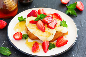 toast with grilled mozzarella, fresh strawberries and honey. Useful zavstrak.