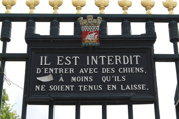 Affichage public : Il est interdit d'entrer avec des chiens à moins qu'ils ne soient tenus en...