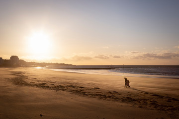 Fototapeta na wymiar couple walking on the beach in Margate at sunset