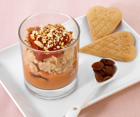 Colazione con fiocchi d'avena, pomodoro dolce e frutta secca
