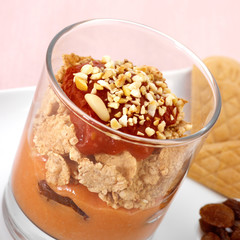 Colazione con fiocchi d'avena, pomodoro dolce e frutta secca
