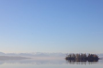 Starnberger See Sonnenaufgang im Winter mit Blick auf die Alpen und die Roseninsel