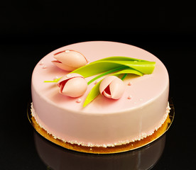 Modern cake covered with chocolate glyassazhem.