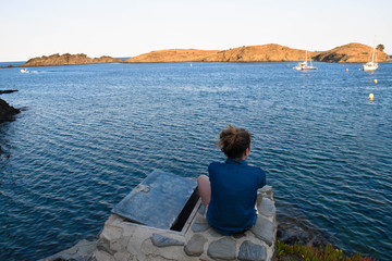 Fototapeta premium a young woman looking at the natural sea landscape