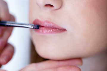 girl puts on her lips