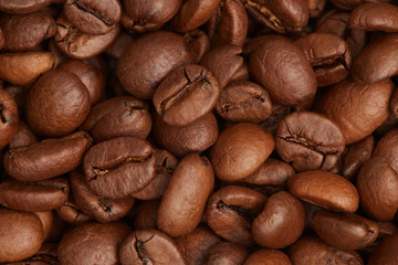 Photo of coffee beans, solid background, roasted coffee beans, texture of roasted coffee beans, high quality, close-up