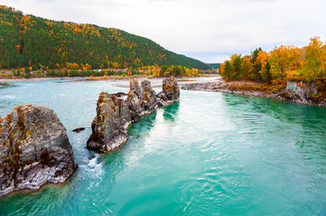 Felsformationen &quot Drachenzähne&quot  am Katun-Fluss im Altai-Gebirge, Sibirien, Russland. Herbstliche Landschaft © smallredgirl