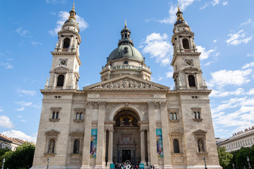 Fototapeta na wymiar Budapest, Hungary - 10/06/2019: St. Stephen's Basilica. Blue sky and clouds. Budapest, Hungary