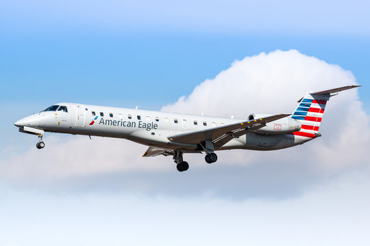 Executive Series G12110 American Eagle Embraer ERJ-145 1:72 Scale Display Model with Stand 