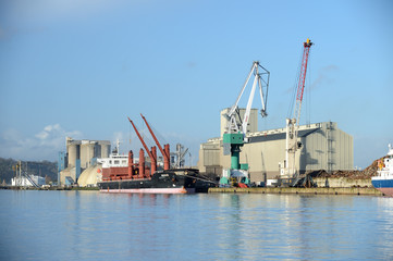 Fototapeta na wymiar Port de Rouen, chargement de blé sur un cargo