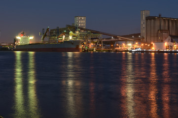 Port de Rouen, chargement de blé sur un cargo la nuit, silos Senalia