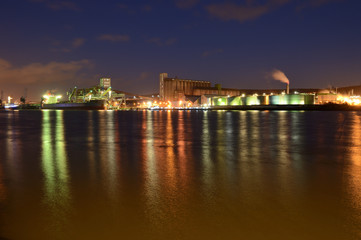 Fototapeta na wymiar Port de Rouen, chargement de blé sur un cargo la nuit