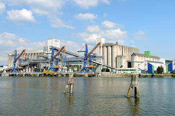 Silos Senalia et nouveaux portiques de chargement de céréales, port de Rouen 