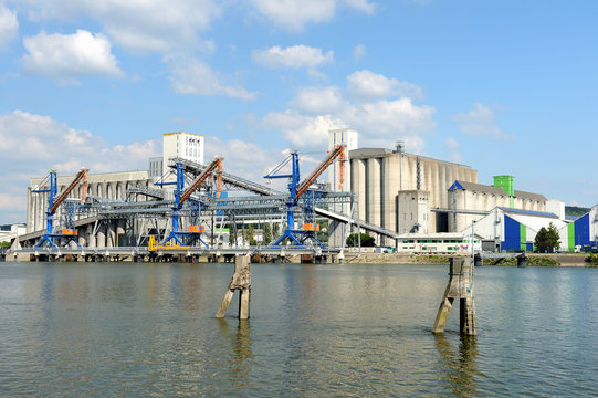 Silos Senalia et nouveaux portiques de chargement de céréales, port de Rouen © S. Leitenberger