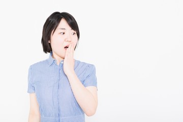驚くワンピースを着た女性