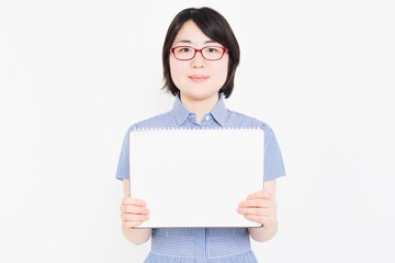 Fototapeta premium スケッチブックを持つ女性