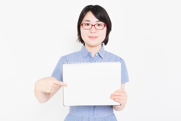 Naklejka premium スケッチブックを持つ女性