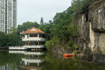 Obraz premium Traditional Chinese ancient pavilion on the Lake with the boat, Shenzhen