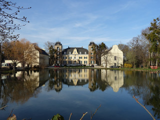 Fototapeta na wymiar Burg Flamersheim, Wasserschloss im Stil des Neobarock