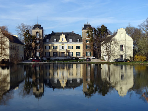 Burg Flamersheim,  Wasserschloss im Stil des Neobarock