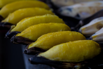 Ping bananas on the hot stove, fragrant, delicious to eat Health food