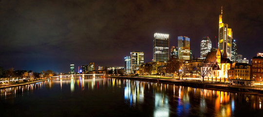 Fototapeta na wymiar Skyline Frankfurt mit Main bei Nacht -Panorama-