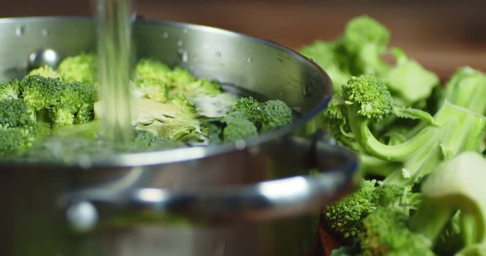 In a pot of fresh broccoli pour of water.
