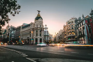 Fotobehang Madrid, stadsgezicht aan de Calle de Alcala en Gran Via bij zonsondergang met verkeerslichten. Het centrum van de stad. Spanje © Diego
