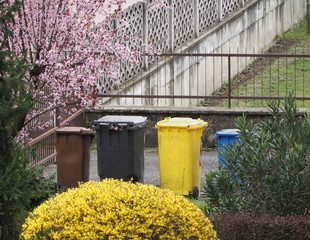 waste sorting bin for recycling