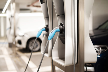 Ladestationen für Elektro-Autos in einer Tiefgarage 