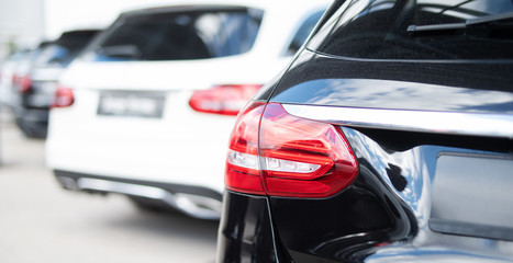 Autos in einer Reihe, Neu- und Gebrauchtwagen 