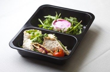 Zdrowa dieta pudełkowa sniadanie wraps salad obiad lunch box, na dowóz, na wynos, pełnowartościowy, zbilansowany fit posiłek na cały dzień  - obrazy, fototapety, plakaty