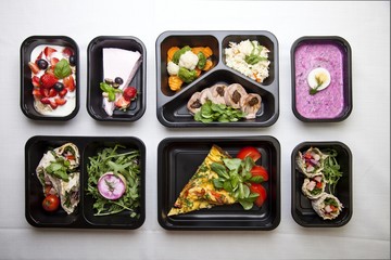 Fototapeta Zdrowa dieta pudełkowa sniadanie obiad lunch box, na dowóz, na wynos, pełnowartościowy, zbilansowany fit posiłek na cały dzień  obraz