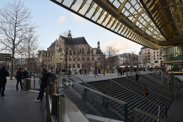 Paris, France : l'église Saint-Eustache vue du forum des Halles.