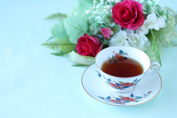 Obraz na płótnie Canvas 紅茶と赤いバラとススズランのスワッグ