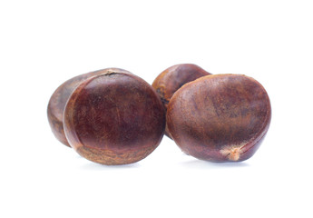 Obraz premium Chestnuts isolated on white background