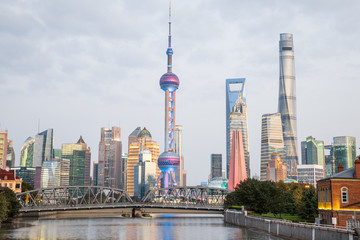 Fototapeta premium Nocny widok na nowoczesne miasto w Szanghaju w Chinach