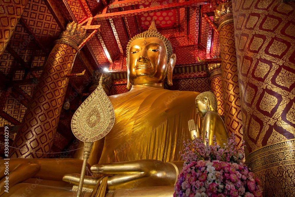 Wall mural large golden sitting buddha statute at buddhist temple - wat phanan choeng worawihan, ayutthaya thai