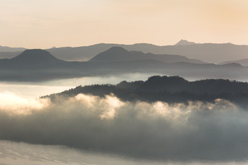 日本・北海道東部の国立公園、夜明けの屈斜路湖