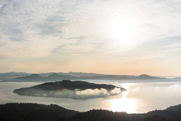 Fototapeta na wymiar 日本・北海道東部の国立公園、夜明けの屈斜路湖